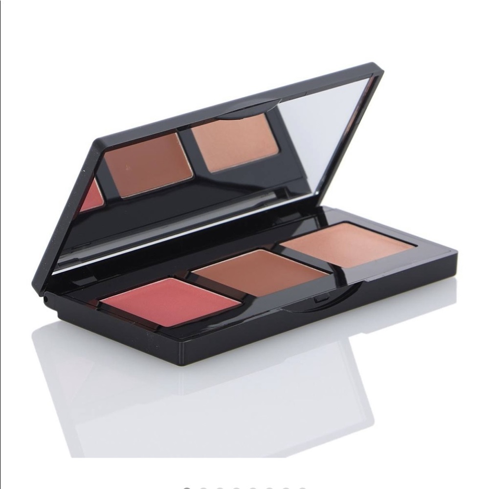 LAURA GELLER
Multitasking Eye Lip Cheek Palette